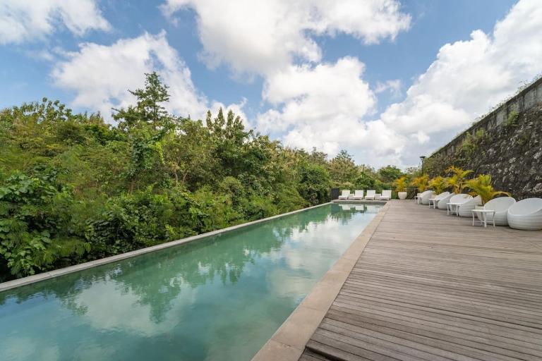 Modern Luxury Villa with Gym Pool & Near Kuta Golf - Chambres d'hôtes Jimbaran