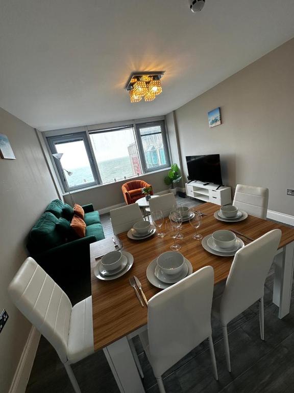 Stunning Sea View 2BR Flat Sleeps 5 Walk to Beach - Big Savings for Extended Stays - by Nestora Stays Ltd - Ferienwohnung Brighton