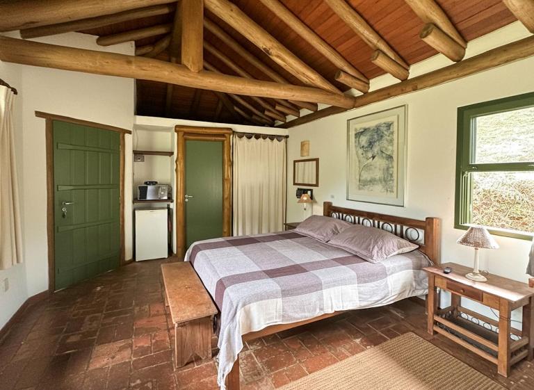 Chalé aconchegante c/ lareira, sauna e piscina. - B&B Passa Quatro
