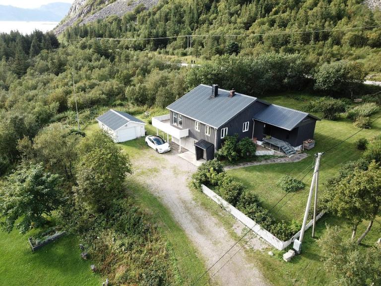 Lofoten seaview villa with sauna and garden - B&B Steira