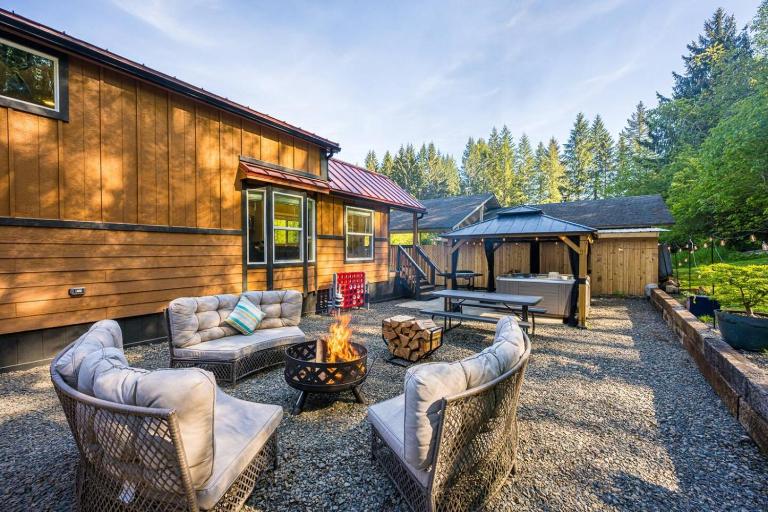 New Luxury Tiny home with Covered hot tub and fire pit - B&B Forks