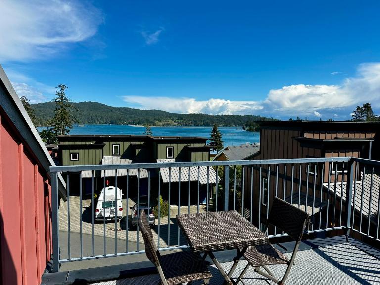Sooke Harbour Townhouse - Waterfront 2-Bed Rental - Bed and Breakfast Sooke