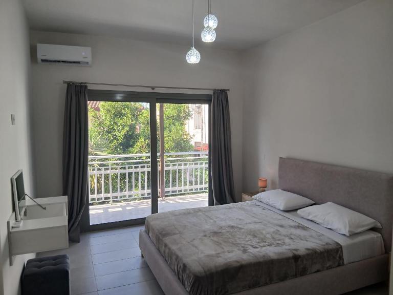 GEORGIAS Apt,brand new 2025 modern Apt in the center of Alikanas - Chambres d'hôtes Alikanás