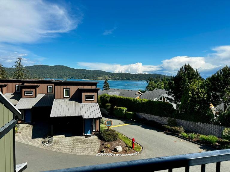 Race Rocks Townhouse - Pet Friendly Sooke Rental - B&B Sooke
