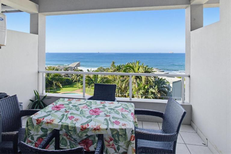 Stunning Umdloti beach flat, pool & sea views - B&B eMdloti