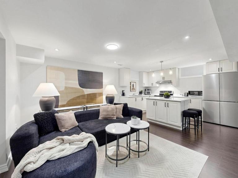 Luxury 2BR Suite Stylish Stay with 2 Free Parking - B&B Pickering
