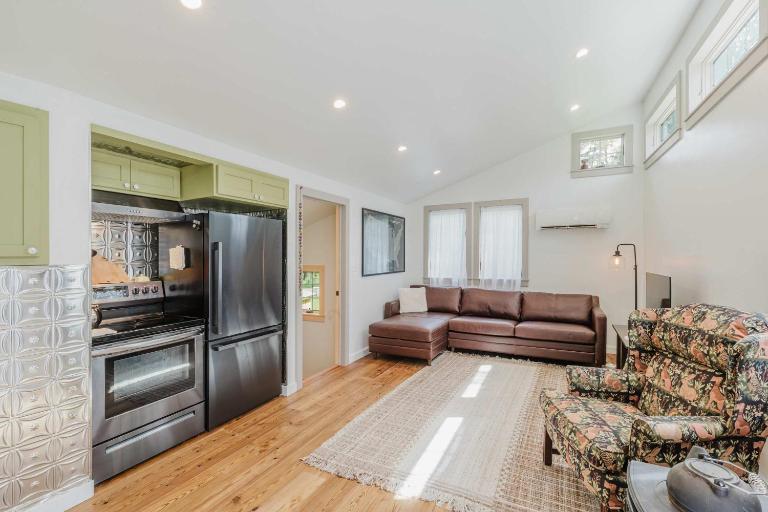 Cozy recreation home with full kitchen washer & dryer private lot and WIFI - Bed and Breakfast Bend