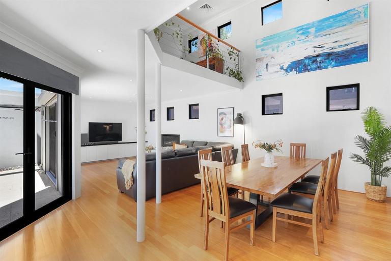 Fireplace Family Retreat Walk to Karrinyup - Bed and Breakfast Perth