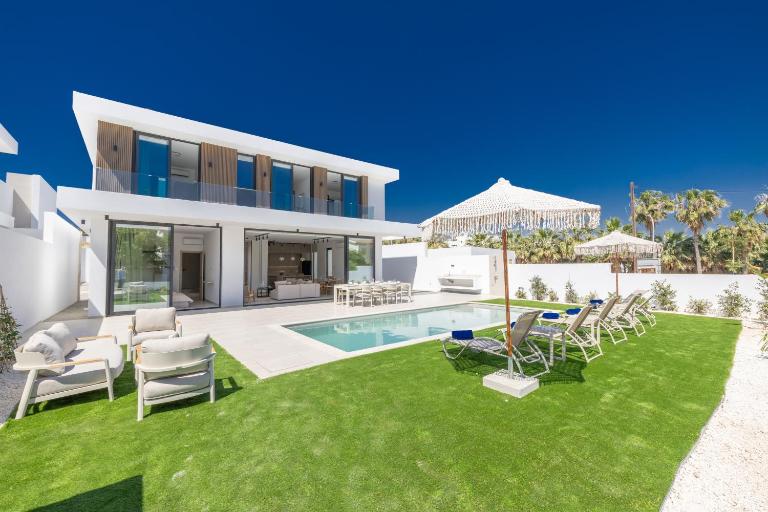 Ocean Whispers Villas - B&B Paralímni