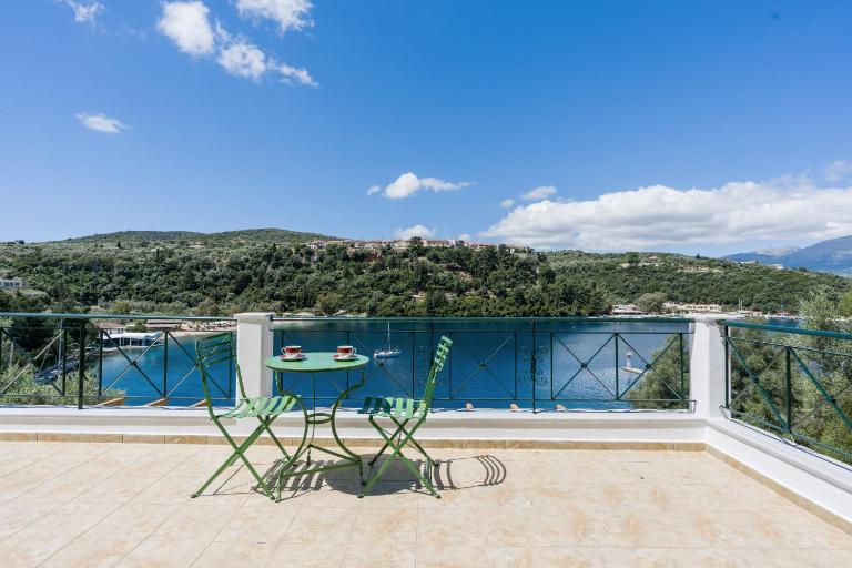 Villa Argiri Meganisi - Seafront luxury villa, p-pool, seaviews, walk to beach - B&B Mikínai