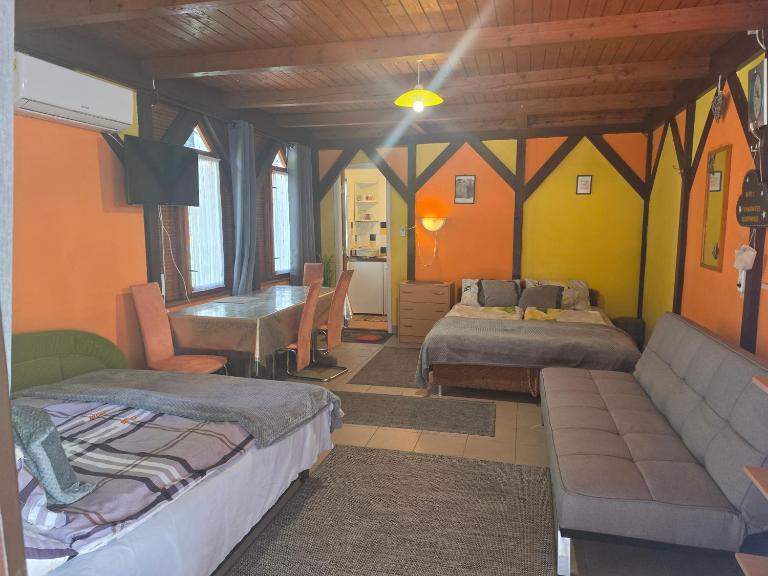 Ágnes Vendégházak Siófok-udvari apartman - B&B Siófok