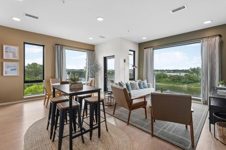 Luxury Downtown Riverview Condo with Garage and Two Balconies - B&B Nashville