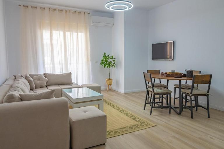 Sea Breeze with Huge Terrace, Prime Vlora Location - B&B Valona
