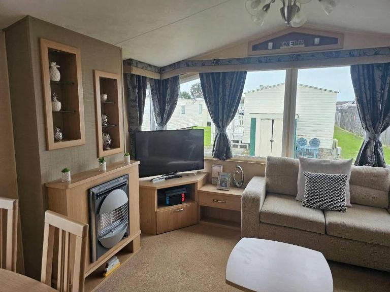 2-Bed Caravan - Sleeps 6 - Pets - Beach Access - B&B Skegness
