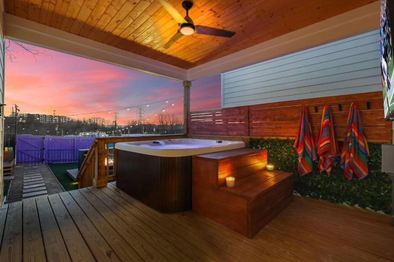 Group Stay 1mi-Downtown Hot Tub Outdoor TV - B&B Nashville