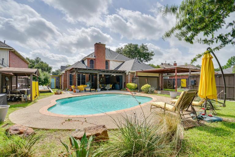Luxury Studio with Pool | Near DFW & AT&T Stadium - B&B Grand Prairie