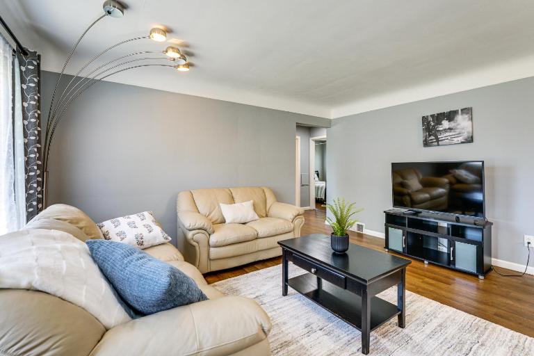 4 Mi to Detroit Zoo! Group Retreat w/ Private Yard - B&B Oak Park