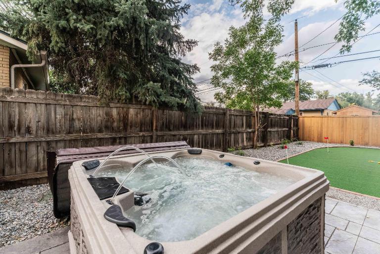 Game Room- Hot Tub- Sauna & Projector - B&B Arvada
