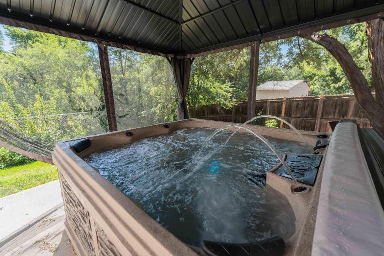 Spacious home with Game Room Hot Tub & Sauna - B&B Westminster