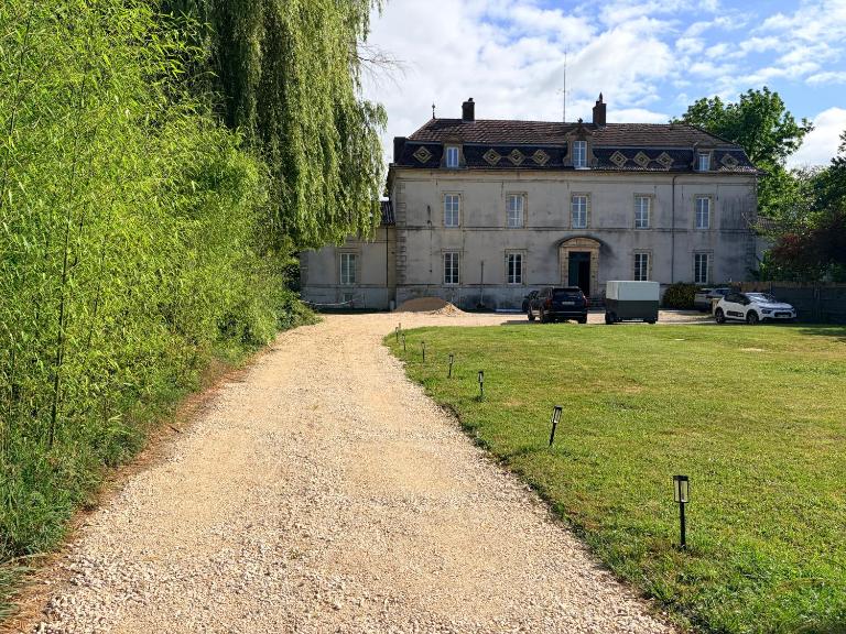 Entire Apartment in an 18th-Century Castle with Private Garden - Ferienwohnung Marliens