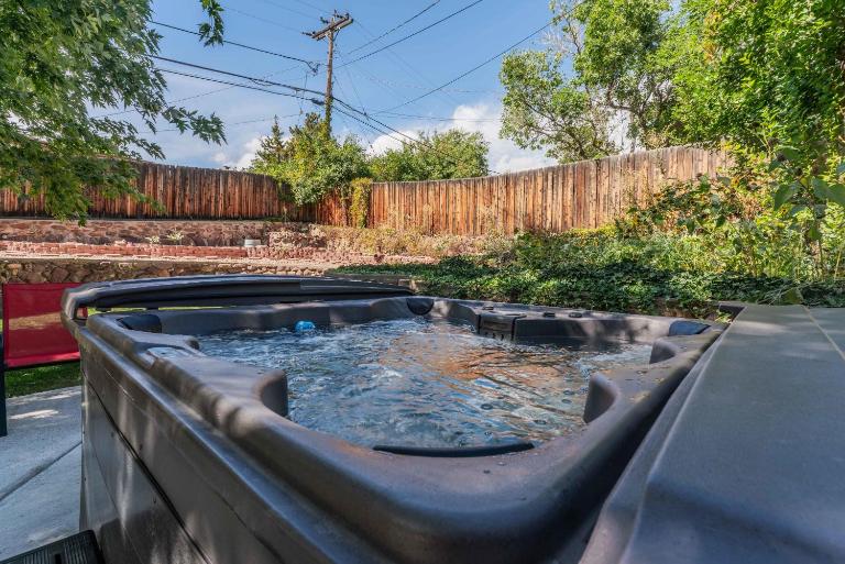 Hot Tub Family Home with Mountain Views - Close to Red Rocks and Clear Creek - B&B Golden