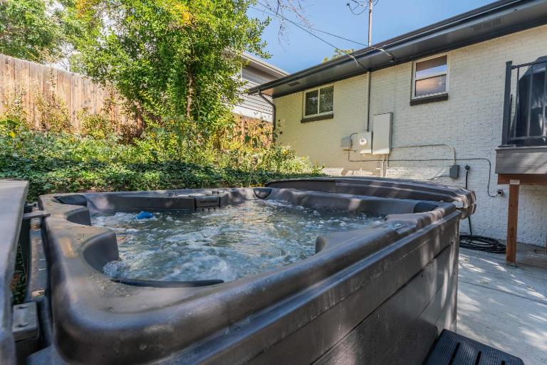 Hot Tub Family Home with Mountain Views - Close to Red Rocks and Clear Creek - B&B Golden