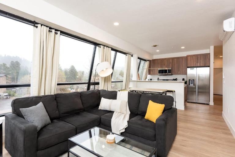 Modern condo with town and mountain views - B&B Evergreen