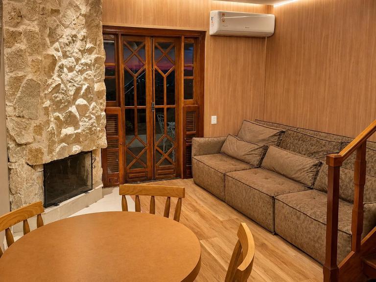 Lareira, cozinha completa e vista incrível no Home - Bed and Breakfast Campos do Jordão
