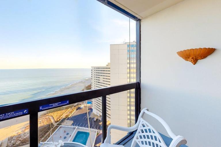 Beachfront condo with balcony AC pools gym & sauna - Bed and Breakfast Ocean City