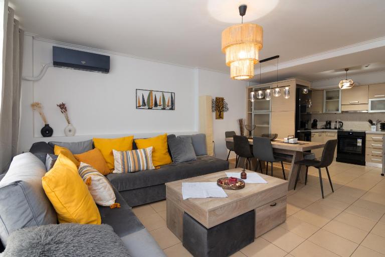 3Bdrm Apartment With Balcony&Parking - Bed and Breakfast Piraeus