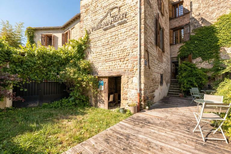 HOTOP - La Tour Mandot - Tour médiévale historique - B&B Montluel