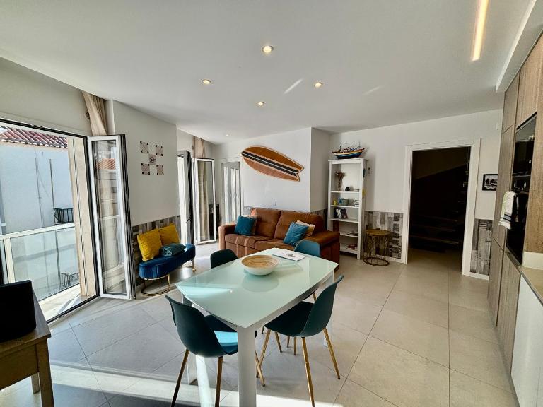 Hyper Centre, Beach 80m, Parking Available, Air Conditioning - B&B Nazaré