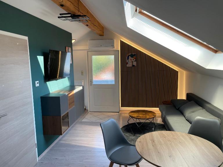 Moderne Ferienwohnung mit Balkon und Klima - Ferienwohnung Neufraunhofen
