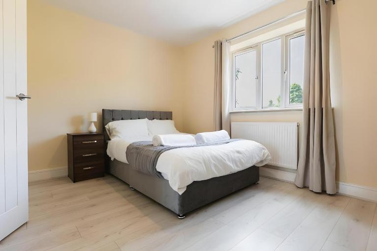 Bright 3BR Family Home Fully Equipped - B&B Coseley