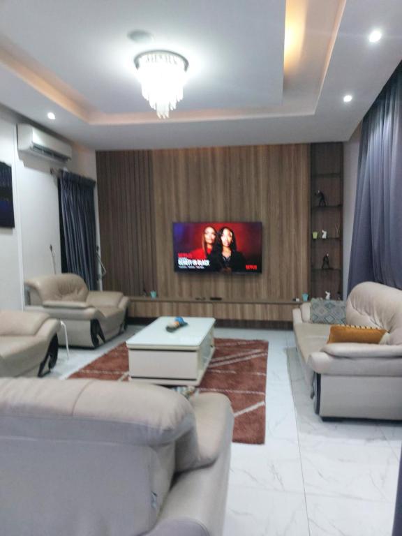 Bedroom Lekki ASPEN Court & more rooms - Chambres d'hôtes Ikate