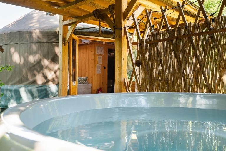 Aloha Glamp - Całoroczny glamping nad rzeką z prywatną balią - Stok narciarski, góry, lasy, sauna - B&B Zagórnik
