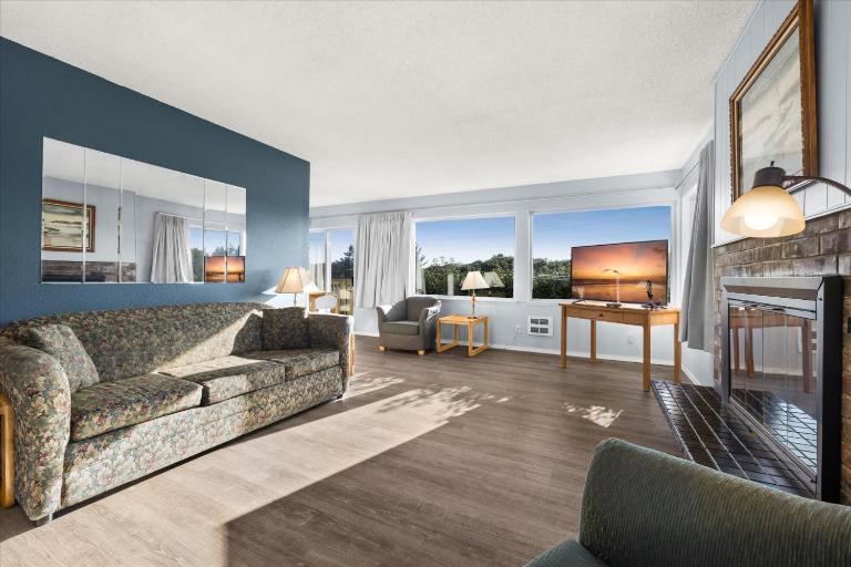 Ground Floor 2-Bedroom Suite - Pet Friendly - Fireplace and Kitchen - Pool and Hot Tub - B&B Ocean Shores