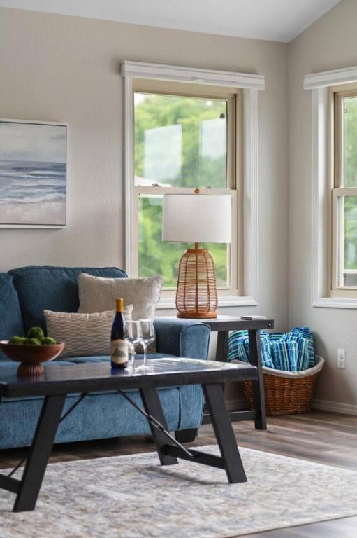 Anchors Away, Modern Lakefront with Beach, Dock, Kayaks, Cornhole - Ferienwohnung Addison