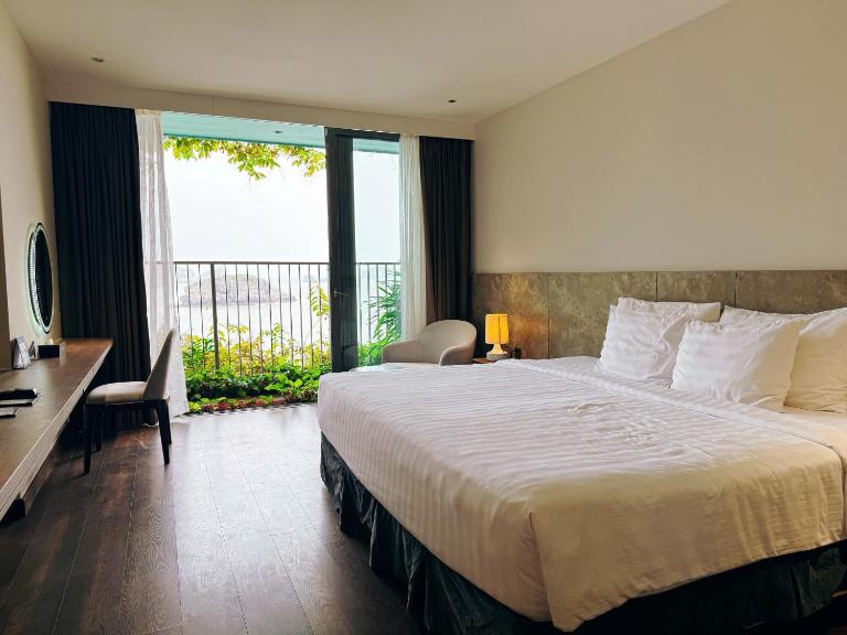The Coastal Retreats with Mountain or Sea Views at Flamingo Cat Ba Resort with Private Beach and Onsen - B&B Cát Bà