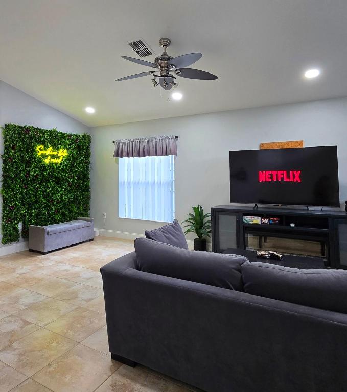 Huge Modern House near UCF - Full Kitchen, Board Games, Pets Allowed - B&B Orlando
