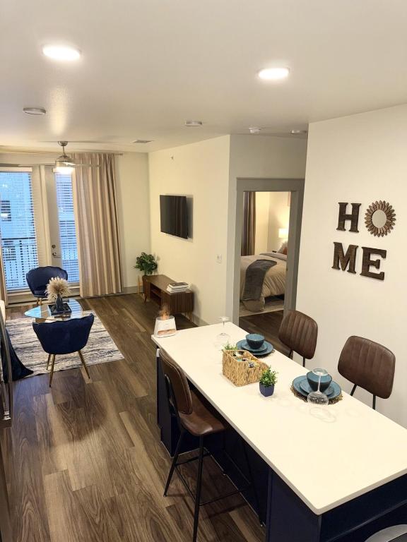 Stylish One-Bedroom Getaway Near Everything - Bed and Breakfast Addison