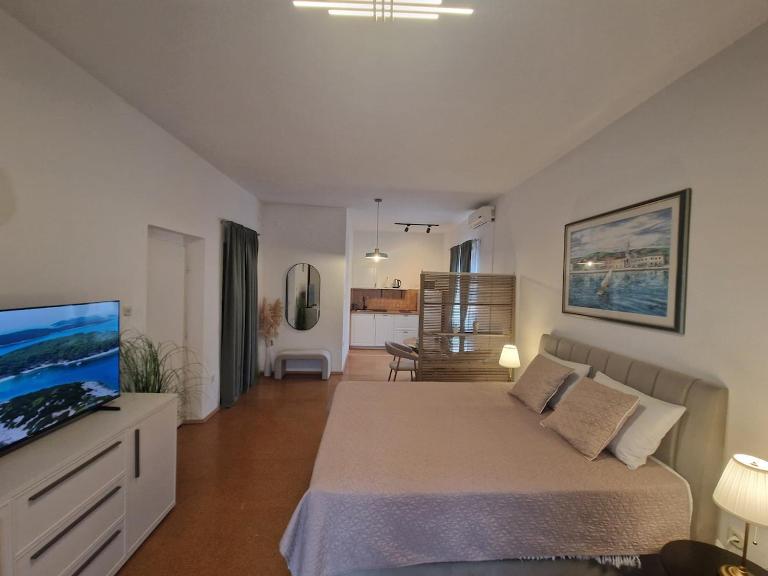 Modern and cozy studio apartment 2 min from the sea and center - B&B Turanj