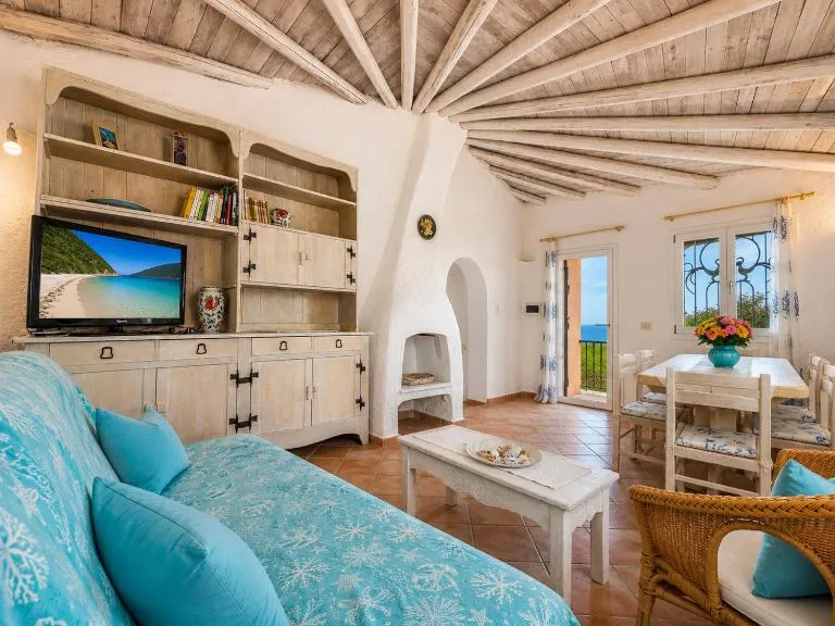 Sea View Three-Bedroom House 50m from the Beach 2 - B&B Baja Sardinia