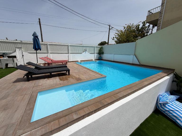 Moradia com escada, Jardim e piscina - B&B Almada