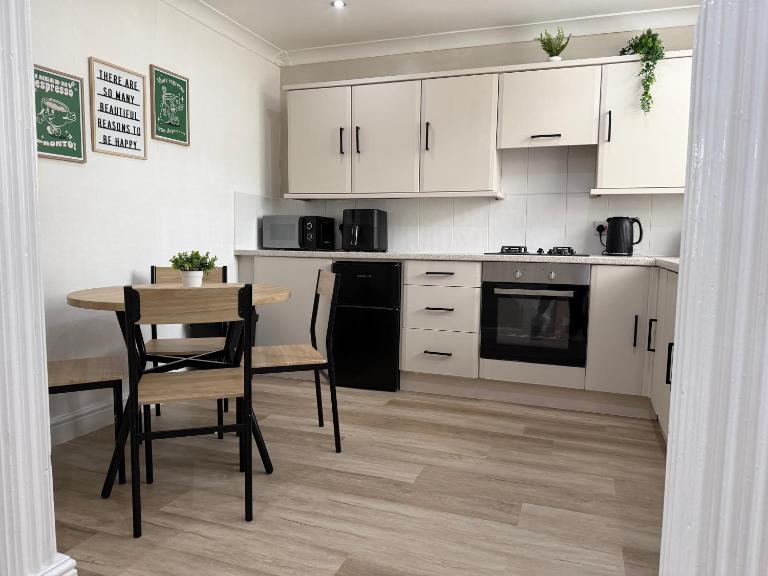 Entire home, perfect for staying with friends and family - Ferienwohnung Deysbrook