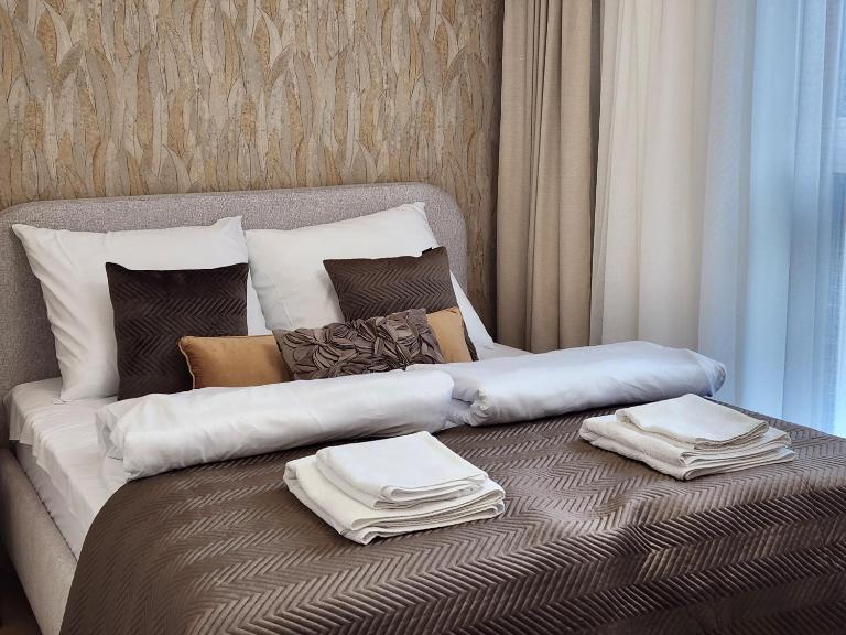 Premium Chmielna Duo near Varso Tower Złote Tarasy parking - Chambres d'hôtes Varsovie