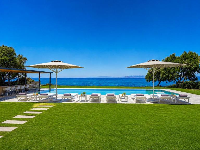 Liam Beach Front Luxury Villa with 100m2 infinity pool - B&B Fanes