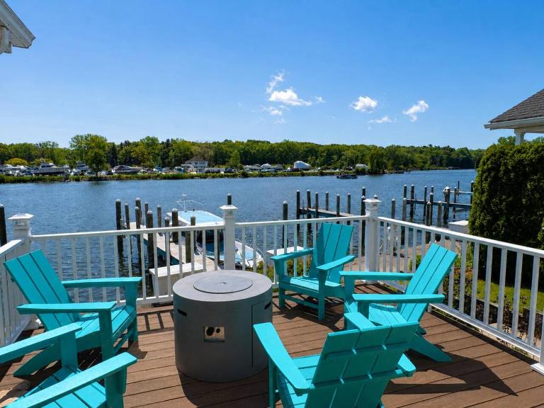 Dockside Retreat- Riverfront Near Lake Michigan - B&B Saint Joseph