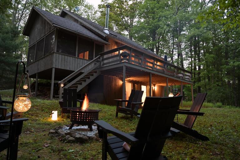 Family Berskshires Cabin with Climbing Wall, Games, Firepit - Chambres d'hôtes Otis