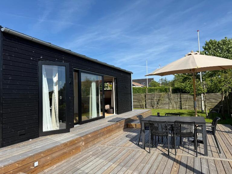 Charming Newly Built Cottage 300 M From Beach - B&B Karrebæksminde